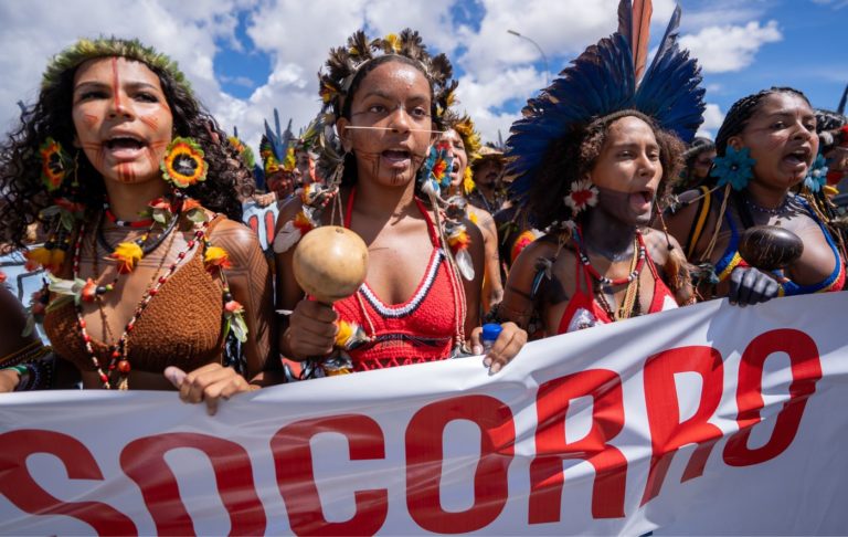 Mulheres indígenas durante ato no Acampamento Terra Livre, em Brasília: relatório do Cimi também aponta violências por omissão do Poder Público (Foto: Tiago Miotto / Cimi - 07/04/2026)