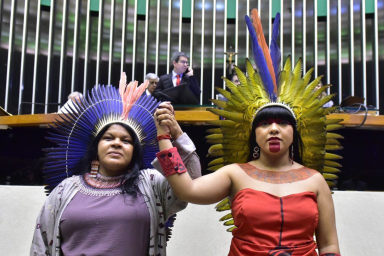 Sônia Guajajara e Célia Xakriabá em sessão da Câmara dos Deputados: candidaturas indígenas batem recorde e mulheres são destaque (Foto: Zeca Ribeiro / Câmara dos Deputados - 14/12/2023)