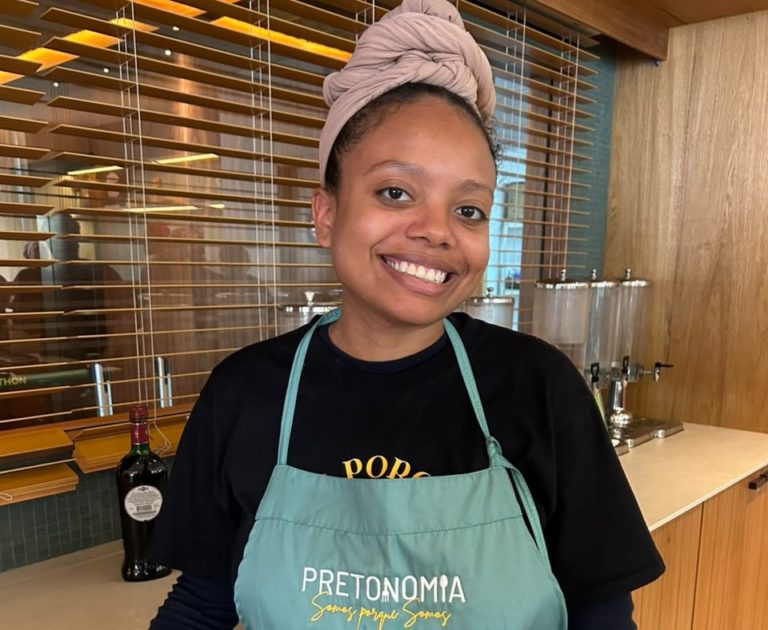 Anna Clara, aluna do curso de extensão da UFRJ: no Pretonomia, o trabalho culinário de mulheres negras tratado como saber técnico digno de qualificação, remuneração e reconhecimento formal (Foto: Divulgação)