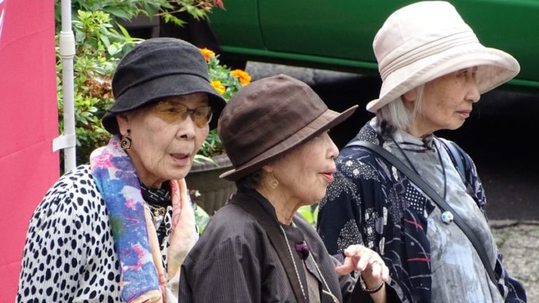 Mulheres idosas no Japão: longevidade feminina vem desacelerando no século 21 (Foto: Adam Jones via Wikimedia Commons)