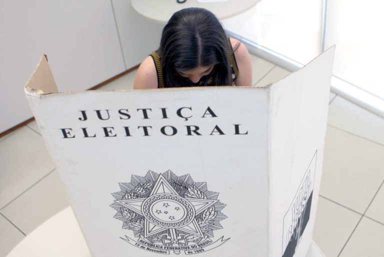 Mulher votando em Brasília: envelhecimento pode significar mais escolhas para mulheres, sobretudo em uma eleição em que eleitorado feminino é maioria (Foto: Roberto Jayme / TSE)
