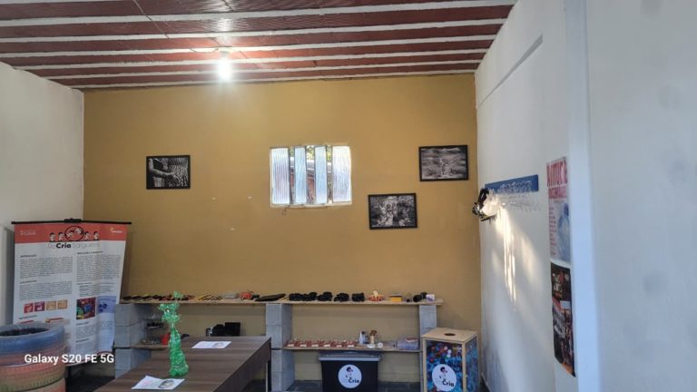 Foto colorida da EcoLab, sala na sede da associação equipada para a realização das oficinas do ReCria Salgueiro.