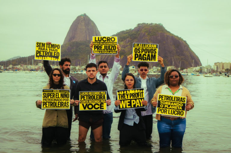 Protesto contra petroleiras no Rio: ambientalistas, em documento destacam combustíveis fósseis como vilões da crise climática (Foto: Matheus Albuquerque / ClimaInfo)