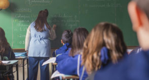 Pressão política limita autonomia e adoece professores, mostra pesquisa