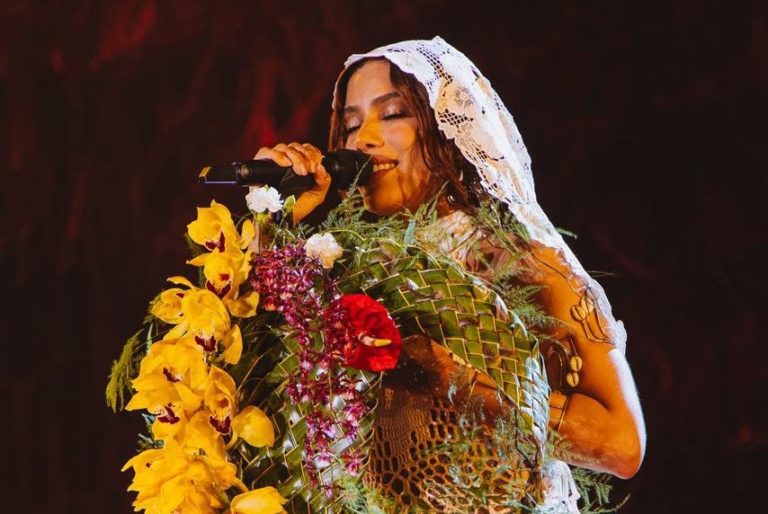 Annita em apresentação de seu show na Bahia: referências explícitas aos orixás do candomblé, a pontos de umbanda e a elementos das tradições indígenas (Foto: Divulgação)