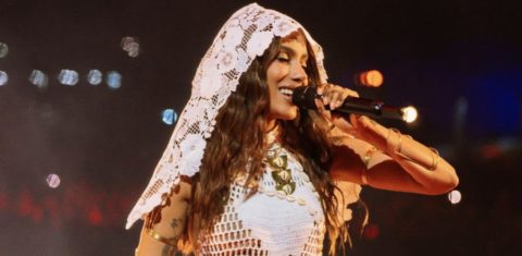 A cantora Anitta no palco com sua turnê Equilibrivm: coragem de cantar seu orixá num Brasil que ainda pune quem é de terreiro (Foto: Divulgação)