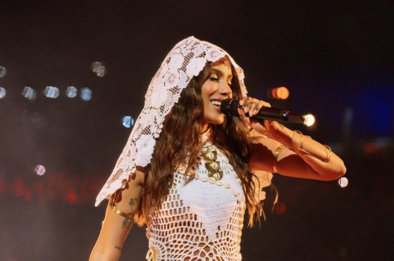 A cantora Anitta no palco com sua turnê Equilibrivm: coragem de cantar seu orixá num Brasil que ainda pune quem é de terreiro (Foto: Divulgação)