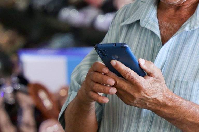 Idoso com celular em Brasília: dificuldade para acessar serviços públicos digitais (Foto: Fábio Rodrigues-Pozzebom / Agência Brasil - 05/08/2026)