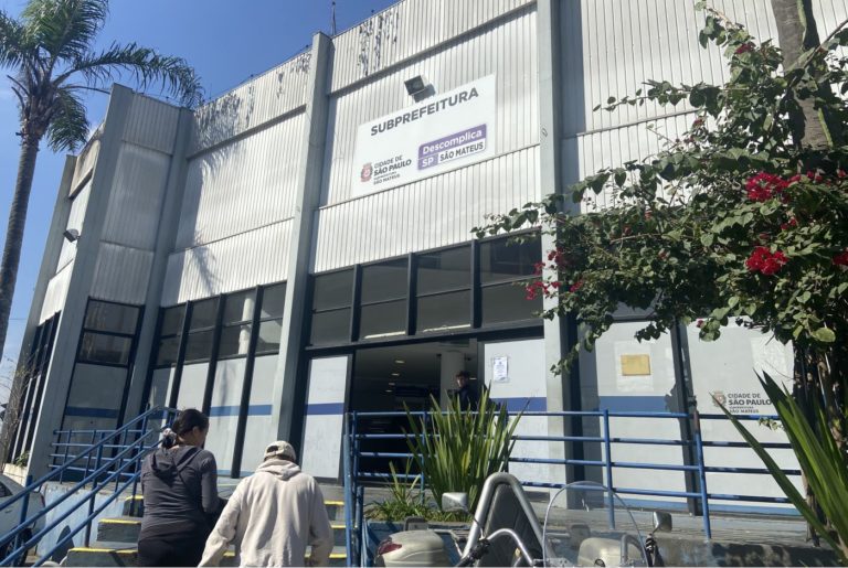 Posto do Deescomplica São Paulo, na Zona Leste, da capital paulista: iniciativa criada para facilitar o acesso presencial a 350 serviços públicos oferecidos pelo governo digitalmente tem filas cada vez maiores (Foto: Laura Nogueira)