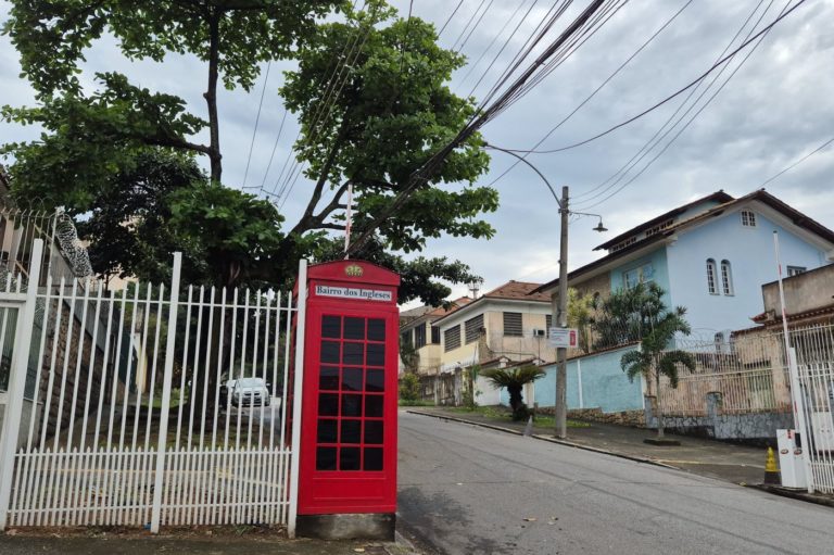 Cabine imitando ícone londrino na entrada do bairro: rastros ingleses na Zona Norte carioca (Foto: Oscar Valporto)