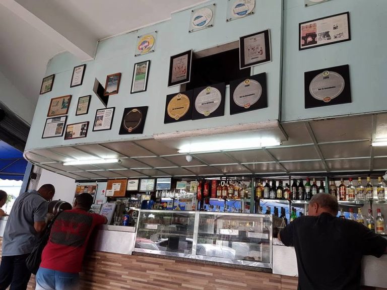 O Bar da Amendoeira, tradicional botequim de Maria da Graça, bairro vizinho ao dos Ingleses: para as almas boêmias (Foto: Oscar Valporto)