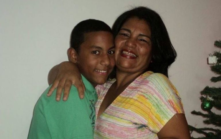 Rute abraça o filho, Davi, morto aos 16 anos por policiais militares: cada vez mais jovens vítimas de violência (Foto: Reprodução)