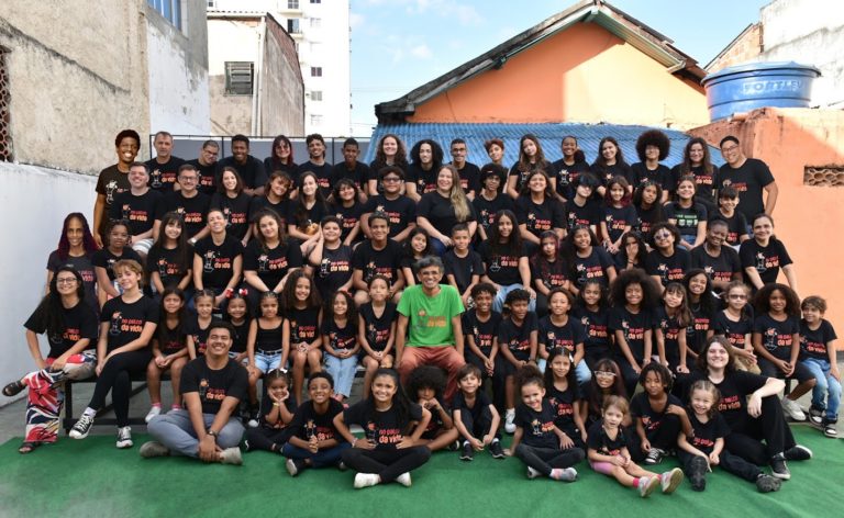 Wal Schneider com os alunos de No Palco da Vida: arte como ferramenta de formação e inclusão (Foto: Jorge Paulino / Divulgação)
