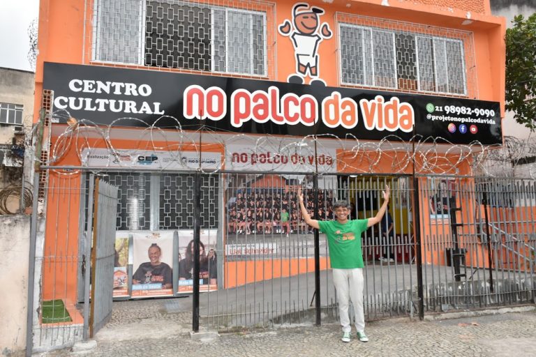 Wal Schneider à frente da sede nova do No Palco da Vida: mais atividades e mais alunos (Foto: Jorge Paulino / Divulgação)