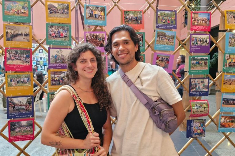 Os colombianos Angie e Plano na exposição: atraídos pelo conceito de mutirão (Foto: Ana Carolina Ferreira)