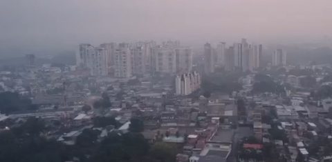 Manaus coberta de fumaça na manhã de quarta-feira: com a Amazônia já sob influência do El Niño, moradores da capital sofrem com poluição do ar e multiplicação de focos de incêndio na região (Foto: Reprodução / G1 Amazonas)