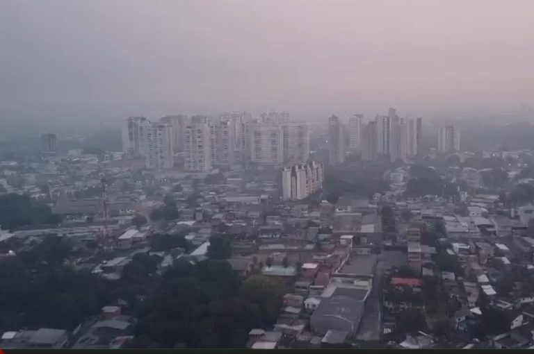 Manaus coberta de fumaça na manhã de quarta-feira: com a Amazônia já sob influência do El Niño, moradores da capital sofrem com poluição do ar e multiplicação de focos de incêndio na região (Foto: Reprodução / G1 Amazonas)