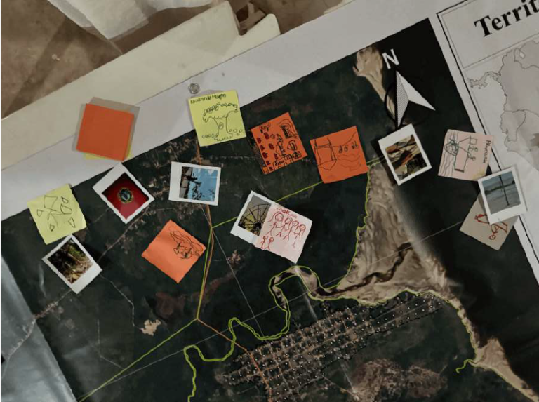 Foto colorida que mostra colagens de fotografias e frases em um mapa do Arquipelago do Marajó, na Amazônia