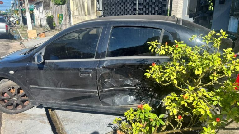 Foto colorida de veículo de Marcos com amassado na lateral
