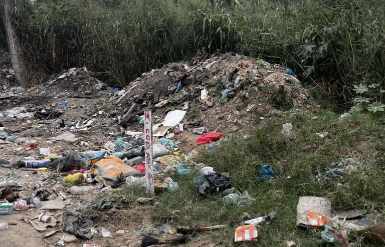 Foto colorida que mostra acúmulo de lixo encontrado na Estrada do Rio Frio, na zona rural de São Gonçalo (RJ)