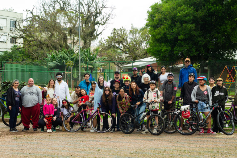 Foto colorida de grupo de ciclistas que inclui crianças, homens e mulheres, em Porto Alegre. Participantes do Pedalzinho, atividade à fantasia que fez parte da programação do 100G100M (Foto: Gerson Weisheimer)