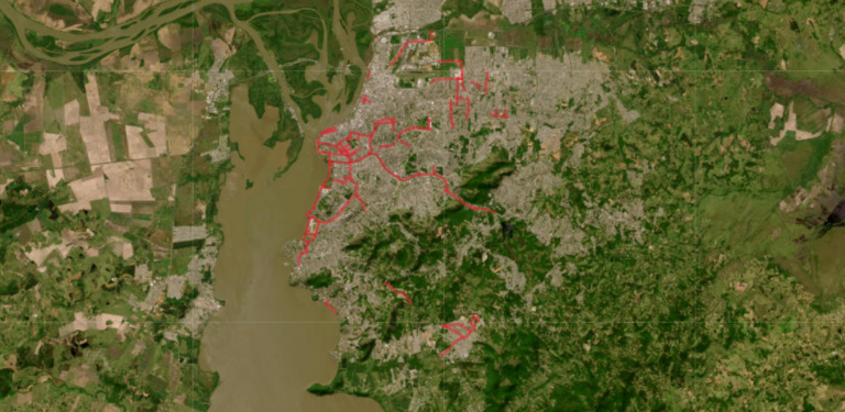 Mapa aéreo da cidade com linha vermelha que destaca áreas com ciclovia
