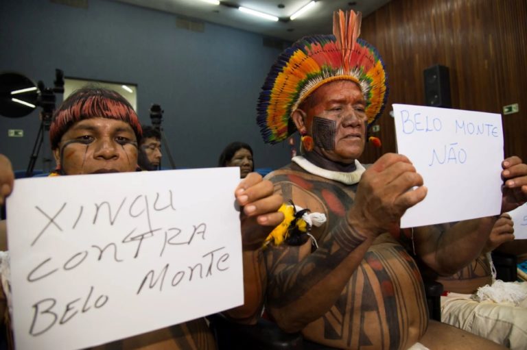 Indígenas do Xingu protestam durante entrevista coletiva no Ibama, sobre o enchimento do reservatório da Usina Hidrelétrica de Belo Monte | Foto: Marcello Casal Jr. / Agência Brasil - 24/11/2015)