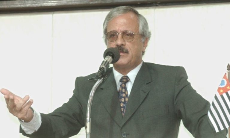 O coronel Ubiratan Guimarães (1943-2006) discursa como quando era na Assembleia Legislativa do Estado de São Paulo ( Foto: Alesp / Divulgação - 2003)