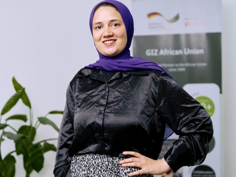 Nouran Farouk, 32 anos, em evento no Egito: mais de 8 mil mulheres habilitadas pela sua plataforma (Foto: Arquivo Pessoal)