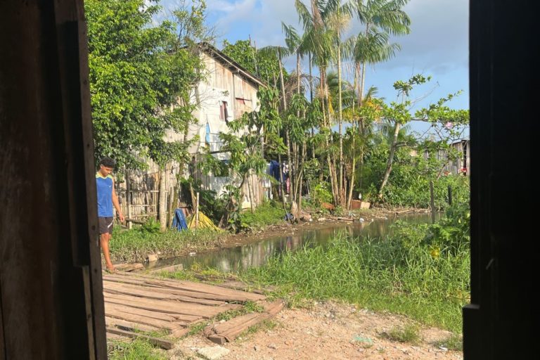 Casas precárias de madeira no entorno do Igarapé Mata Fome: ocupação desordenada e crise climática (Foto: Leandra Souza)
