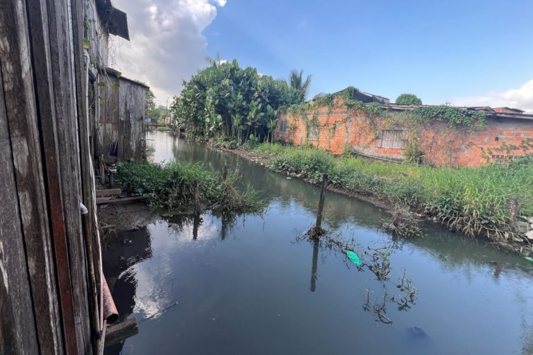 Casas às margens do poluído Igararé Mata Fome, em Belém: famílias ameaçadas pelas enchentes constantes (Foto: Leandra Souza)