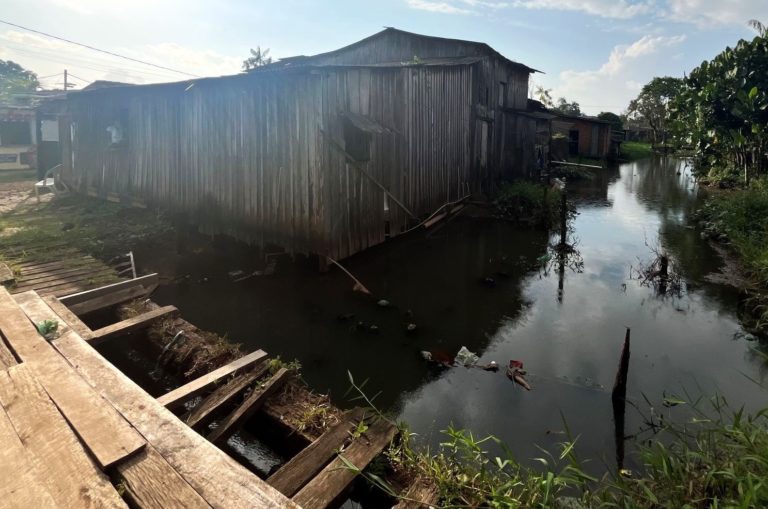 Moradias às margens do Igarapé Mata Fome: prefeitura de Belém promete que projeto de macrodrenagem da bacia vai solucionar problema das enchentes na área (Foto: Leandra Souza)