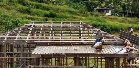 Habitantes de vila de Cogea, nas Ilhas Fiji, reconstroem suas casas após serem realocados devido ao avanço do nível do mar e à crise climática: ilhas do Pacífico tentam chamar atenção para situação de emergência na Pré-COP31 (Foto: Governo de Fiji)