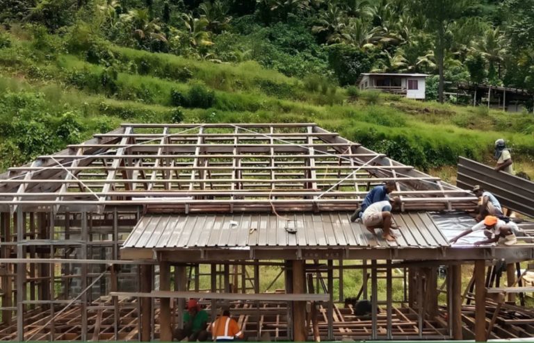 Habitantes de vila de Cogea, nas Ilhas Fiji, reconstroem suas casas após serem realocados devido ao avanço do nível do mar e à crise climática: ilhas do Pacífico tentam chamar atenção para situação de emergência na Pré-COP31 (Foto: Governo de Fiji)