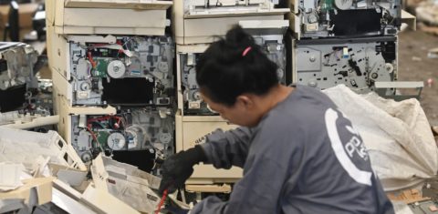 Cooperativa de reciclagem de aparelhos eletroeletrônicos na Zona Norte do Rio: Brasil avança na reciclagem de equipamentos eletroeletrônicos, mas não faz a mineração urbana (Foto: Antonio Scorza)