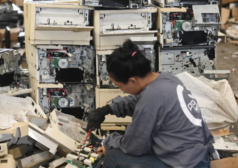 Cooperativa de reciclagem de aparelhos eletroeletrônicos na Zona Norte do Rio: Brasil avança na reciclagem de equipamentos eletroeletrônicos, mas não faz a mineração urbana (Foto: Antonio Scorza)