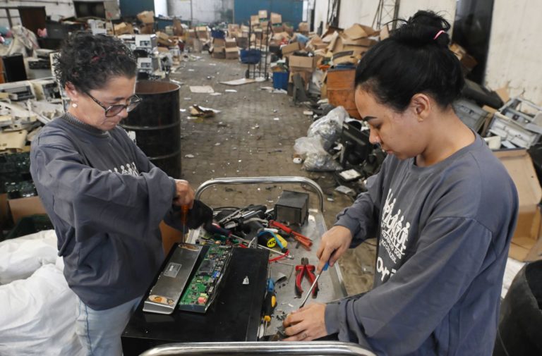 Mulheres são a principal força de trabalho na etapa de separação mecânica de equipamentos eletroeletrônicos. (Foto: Antonio Scorza)