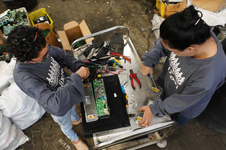 Separação mecânica de lixo eletroeletrônico: país perde cerca de R$ 4 bilhões todos os anos, apenas por não recuperar quatro metais básicos e preciosos (Foto: Antonio Scorza)