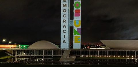 Projeção no Congresso para lembrar a tentativa de golpe do 8 de janeiro: veículos de jornalismo assinam editorial conjunto em defesa da democracia e da liberdade de imprensa (Foto: Joédson Alves / Agência Brasil - 07/01/2024)