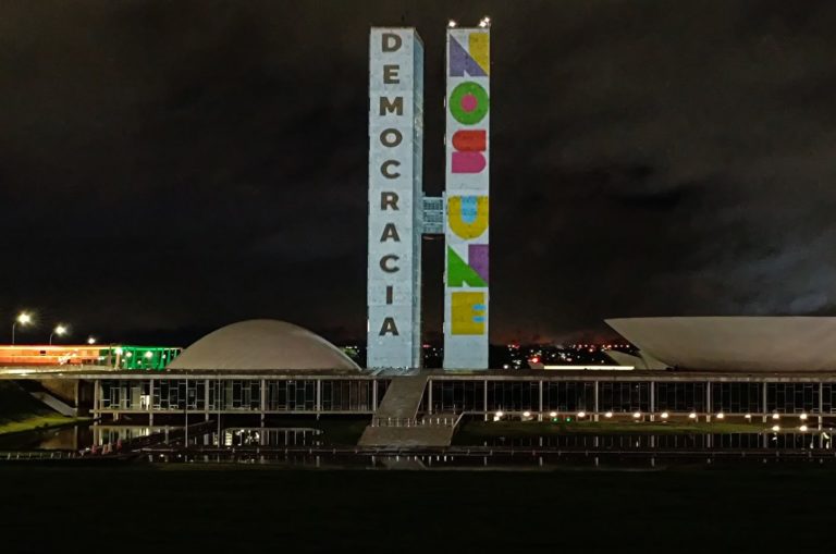 Projeção no Congresso para lembrar a tentativa de golpe do 8 de janeiro: veículos de jornalismo assinam editorial conjunto em defesa da democracia e da liberdade de imprensa (Foto: Joédson Alves / Agência Brasil - 07/01/2024)