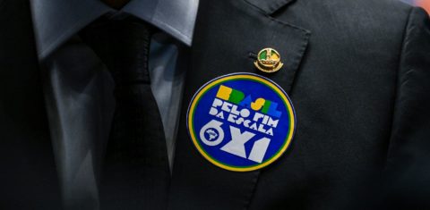 Parlamentar com broche pelo fim da escala 6x1: Senado aprova mudanças na jornada de trabalho (Foto: Pedro Gontijo / Agência Senado)