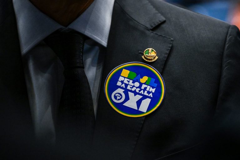 Parlamentar com broche pelo fim da escala 6x1: Senado aprova mudanças na jornada de trabalho (Foto: Pedro Gontijo / Agência Senado)