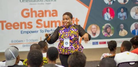 Chichi Okoro Onu em palestra para jovens em Gan: ações inovadoras na arquitetura invisível da cultura (Foto: Arquivo Pessoal)