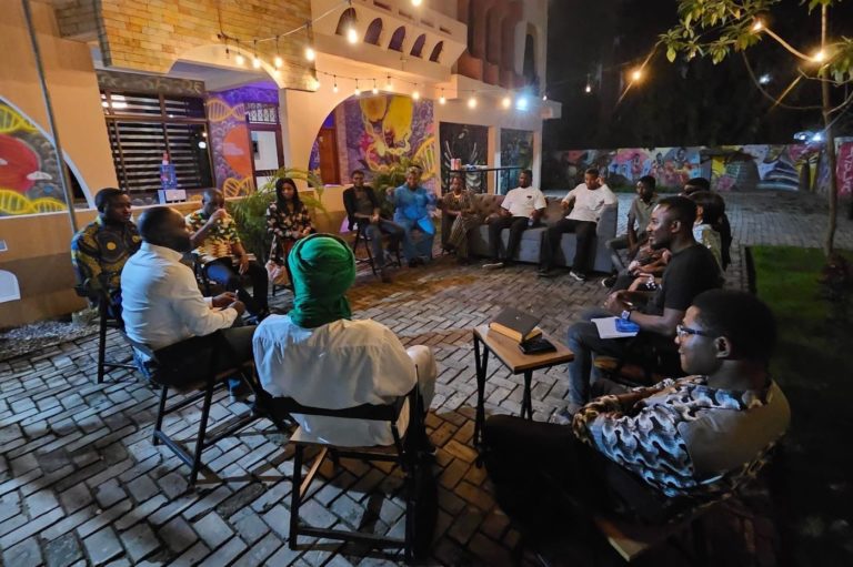 Reunião na sede da Ijula em Acra: embaixada de Inteligência Cultural reúne projetos, pesquisas, incubação criativa e cultural e empoderamento (Foto: Ijula)