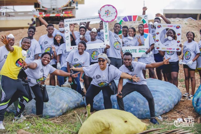 Ação do Waste or Create Hub em Gana: recolhimento de plástico e papel em mutirões de limpeza (Foto: Waste or Create)