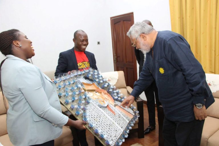 Chichi mostra trabalho produzido pelo Waste or Create Hub: projeto usava plástico e papel recolhidos em mutirões de limpeza de praia para criar mosaicos de figuras como Martin Luther King, Nelson Mandela e Kwame Nkrumah (Foto: Ijula)