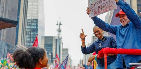 Lula ao lado da ex-ministra Marina Silva em ato na véspera da eleição em São Paulo: compromissos ambientais no plano de governo (Foto: Ricardo Stuckert - 24/10/1989)