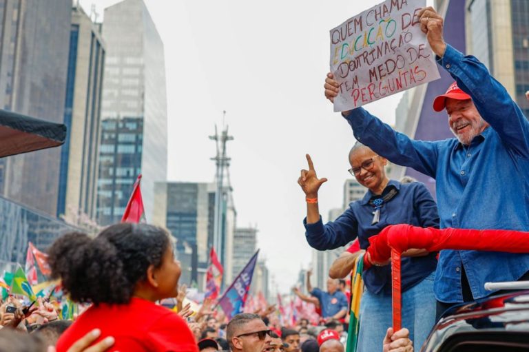 Lula ao lado da ex-ministra Marina Silva em ato na véspera da eleição em São Paulo: compromissos ambientais no plano de governo (Foto: Ricardo Stuckert - 24/10/1989)