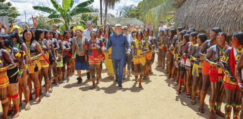 O presidente Lula na Amazônia, em visita aos indígenas Kayapó na aldeia Piaraçu, na Terra Indígena Capoto: ambientalistas celebram reeleição mas alertam para ameaças (Foto: Ricardo Stuckert/Presidência da República - 04/04/2025)