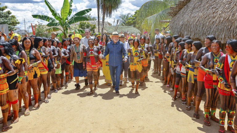O presidente Lula na Amazônia, em visita aos indígenas Kayapó na aldeia Piaraçu, na Terra Indígena Capoto: ambientalistas celebram reeleição mas alertam para ameaças (Foto: Ricardo Stuckert/Presidência da República - 04/04/2025)